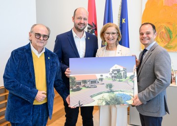 Stiftsbaumeister Arnold Link, Vizebürgermeister Christof Schöny, Landeshauptfrau Johanna Mikl-Leitner und Bürgermeister Johannes Grasel (v.l.nr.) präsentieren das neue Gemeindezentrum