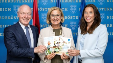 (v.l.) ecoplus Geschäftsführer Helmut Miernicki, Landeshauptfrau Johanna Mikl-Leitner, Mariella Klement-Kapeller, Geschäftsführerin WIENER ALPEN in Niederösterreich Tourismus GmbH.