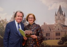 Landeshauptfrau Johanna Mikl-Leitner und Rudolf Buchbinder, der 2025 in seine letzte Saison als Künstlerischer Leiter Grafenegg geht.