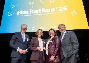 (v.l.) Landesamtsdirektor Werner Trock, Landeshauptfrau Johanna Mikl-Leitner, Andrea Edelmann, Leiterin Innovation und Nachhaltigkeit in der EVN Gruppe, und EVN-Aufsichtsratspräsident Reinhard Wolf.