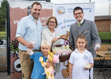 LH Mikl-Leitner mit (li.) Hannes Bertl von den Wilhelmsburger Hoflieferanten, (re.) Lorenz Mayr, Vizepräsident der NÖ Landwirtschaftskammer, (vorne) Lorenz und Theresa.