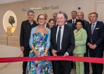 Eröffnung des neuen Rudolf-Buchbinder-Saals in der sanierten Reitschule Grafenegg (v.l.n.r.): NÖKU-Geschäftsführer Paul Gessl, Landeshauptfrau Johanna Mikl-Leitner, Grafenegg Geschäftsführerin Simone Bamberg, Leiter der Kulturabteilung im Amt der NÖ Landesregierung Hermann Dikowitsch, Rudolf Buchbinder, Michael Wahl, Geschäftsführer von Müller-BBM BSO, Agi Buchbinder, Tassilo Metternich-Sandor und Christoph Bazil, Präsident des Bundesdenkmalamtes.