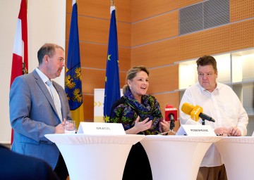 WK-NÖ-Abteilungsleiter Bildung Stefan Gratzl, Landesrätin Susanne Rosenkranz und AK-NÖ-Abteilungsleiter Robert Hörmann bei der Pressekonferenz