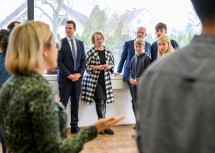 „Die Radikalisierung der Jugendlichen durch Sensibilisierung verhindern“ – unter diesem Motto stand der Workshop „RE#work“ im Gymnasium Bad Vöslau-Gainfarn, den Bildungsdirektor Karl Fritthum, Landesrätin Christiane Teschl-Hofmeister und Innenminister Gerhard Karner heute besuchten.