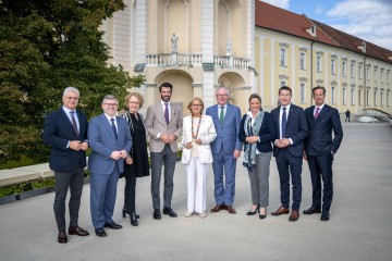 Von links nach rechts: Landesrat Martin Antauer, Landesrat Ludwig Schleritzko, Landesrätin Christiane Teschl-Hofmeister, LH-Stellvertreter Udo Landbauer, Landeshauptfrau Johanna Mikl-Leitner, LH-Stellvertreter Stephan Pernkopf, Landesrätin Susanne Rosenkranz, Klubobmann Kurt Hackl und Klubobmann Reinhard Teufel.