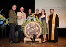 (v.l.n.r.:) Johannes Schmuckenschlager, Präsident Österreichischer Weinbauverband & Präsident der NÖ Landwirtschaftskammer, Landeshauptfrau-Stellvertreter Stephan Pernkopf, Stefan Jauk, Weinpate und Generaldirektor der NV, Reinhard Zöchmann, Präsident NÖ Weinbauverband, NÖ Weinkönigin Laura Hummel, Prior Pater Michael Hüttl