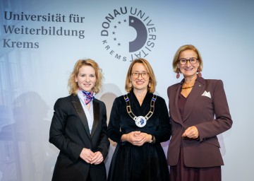 Festakt zur Inauguration des Rektorats an der Universität für Weiterbildung Krems und 30-Jahr Jubiläum (v.l.): Bundesministerin Eva-Maria Holzleitner, Rektorin Viktoria Weber und Landeshauptfrau Johanna Mikl-Leitner.