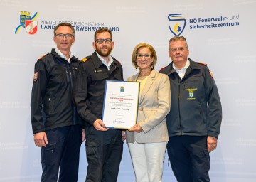 Bei der Übergabe der Dankesurkunde an das Bezirksfeuerwehrkommando Tulln (v.l.n.r.): Landesfeuerwehrkommandant-Stv. Martin Boyer, Bezirksfeuerwehrkommandant-Stellvertreter Dominik Rauscher, Landeshauptfrau Johanna Mikl-Leitner und Landesfeuerwehrkommandant Dietmar Fahrafellner.