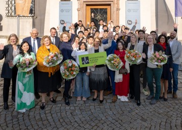 Landesrätin Christiane Teschl-Hofmeister beim Gruppenfoto mit den 41 Auszubildenden und den Projektpartnern. 