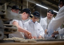 Landeshauptfrau Johanna Mikl-Leitner in der Bäckerei Hager im Rahmen des Formats „Ärmel hoch – Politik bei der Arbeit“.
