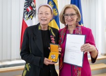 Landeshauptfrau Johanna Mikl-Leitner überreicht Ingried Brugger das „Große Goldene Ehrenzeichen für Verdienste um das Bundesland Niederösterreich“.