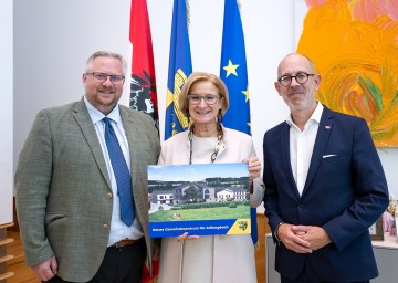 Bürgermeister Michael Göschelbauer und Vizebürgermeister Daniel Kosak informierten Landeshauptfrau Johanna Mikl-Leitner über das neue Gemeindezentrum für Altlengbach.