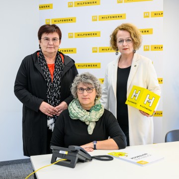 (v.l.n.r.): Präsidentin Michaela Hinterholzer (Hilfswerk Niederösterreich), Michaela Naber-Tastl (Fachberaterin Angebotsbereich Beratung und Psychotherapie) und Frauen-Landesrätin Christiane Teschl-Hofmeister.