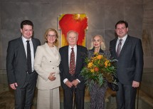 Bei der Ausstellungseröffnung im Arnulf Rainer Museum (v.l.n.r.): Kurator Nikolaus Kratzer, Landeshauptfrau Johanna Mikl-Leitner, Helmut Zambo mit Gattin Verena und Bürgermeister Stefan Szirucsek.