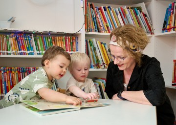 Oskar, Moritz und Bildungs-Landesrätin Christiane Teschl-Hofmeister