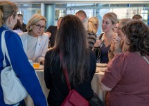 Landeshauptfrau Johanna Mikl-Leitner im Gespräch mit Kolleginnen