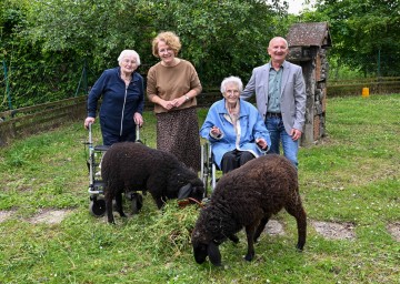 Im Bild von links nach rechts: Bewohnerin Ernestine Ernst, Landesrätin Christiane Teschl-Hofmeister, Bewohnerin Maria Woller und Pflegedirektor Erich Schiller