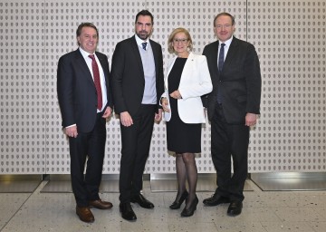 (v.l.n.r.) WKNÖ-Präsident Wolfgang Ecker, IV-NÖ-Präsident Kari Ochsner, Landeshauptfrau Johanna Mikl-Leitner und der Leiter NÖ Wirtschaftsweisen und Wirtschaftsforscher Christian Helmenstein