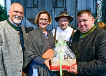 Bürgermeister Kurt Wittmann (Rabenstein), Obmann der Regionalplanungsgemeinschaft Pielachtal, Landeshauptfrau Johanna Mikl-Leitner, Pfarrer P. Leonhard Maria Obex und Bürgermeister Arthur Rasch (Hofstetten-Grünau) bei der Eröffnung des Dirndlkirtags in Hofstetten-Grünau (v.l.n.r.)