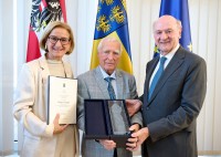 LH Mikl-Leitner ehrt Gunnar Prokop mit Gläsernem Leopold