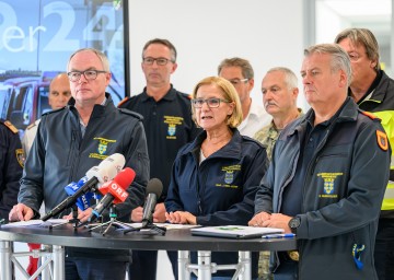 LH-Stellvertreter Stephan Pernkopf, Landeshauptfrau Johanna Mikl-Leitner und Landesfeuerwehrkommandant Dietmar Fahrafellner bei der Pressekonferenz