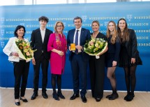 Landeshauptfrau Johanna Mikl-Leitner mit Ehrenzeichen-Träger Reinhard Karl und seiner Familie.