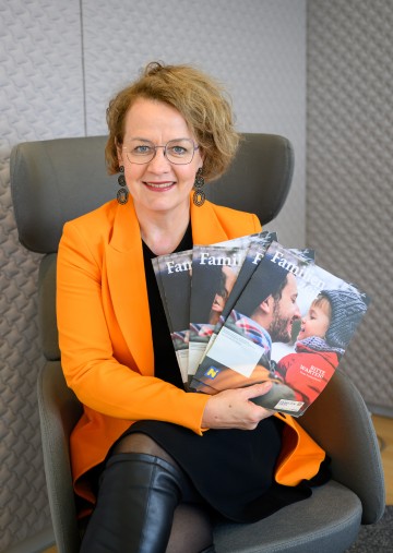 Familien-Landesrätin Christiane Teschl-Hofmeister mit der neuen Ausgabe der „Familienzeit“.