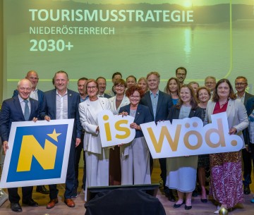 Bildtext: „Niederösterreich is wöd“: Landeshauptfrau Johanna Mikl-Leitner und Staatssekretärin Elisabeth Zehetner mit Vertreterinnen und Vertretern der Tourismusbranche bei der Präsentation der „Tourismusstrategie Niederösterreich 2030+“ in Luberegg.