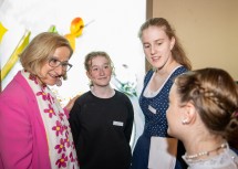 Landeshauptfrau Johanna Mikl-Leitner im Gespräch mit Schülerinnen der „Klasse Wirtshauskultur“ der HLF Krems, die das Service der gestrigen Jubiläumsfeier in Grafenegg übernahmen.