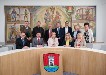 Landeshauptfrau Johanna Mikl-Leitner, Landesrätin Ulrike Königsberger-Ludwig, Dritte Landtags-Präsidentin Eva Prischl und Bürgermeister Herbert Pfeffer im Sitzungssaal des generalsanierten Rathauses von Traismauer.