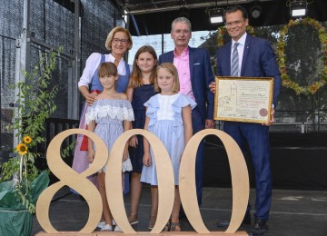 800-Jahr-Feier der Katastralgemeinde Rust im Tullnerfeld. Im Bild von links nach rechts: Landeshauptfrau Johanna Mikl-Leitner, Bürgermeister Rudolf Friewald, der geschäftsführende Gemeinderat Bernhard Heinl und Kinder