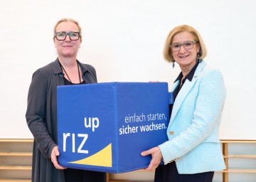 riz up Geschäftsführerin Petra Patzelt und Landeshauptfrau Johanna Mikl-Leitner.