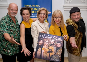 Präsentation des Gewinnersongs aus dem 4. Liedermacherinnen- und Liedermacherwettbewerb der Kultur.Region.Niederösterreich: Landeshauptfrau Johanna Mikl-Leitner mit (v.li.) Produzent Gary Lux sowie Ursula Gerstbach, Doris Schillein und Franz Alexander Langer von Gustav Klingt.