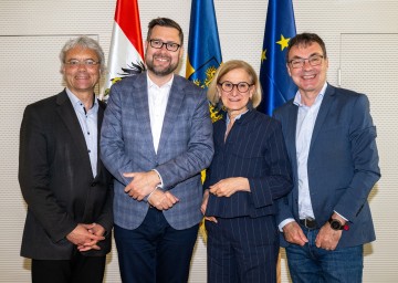 v.l.n.r.: FH-Prof. Dipl.-Ing. Hannes Raffaseder (Geschäftsführer USTP), Mag. Jiri Nantl, LL.M. (Co-Projektleiter Europacampus Hainburg), LH, FH-Prof. Dipl.-Ing. Johann Haag (Geschäftsführer USTP)<br />
<br />
