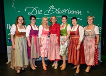 Landeshauptfrau Johanna Mikl-Leitner und Landesbäuerin Irene Neumann-Hartberger beim Gruppenfoto mit Funktionärinnen. 