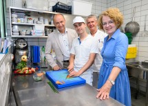 (v.l.) Vorstand NÖ LGA Konrad Kogler, Lehrling Max Kovacs (3. LJ), Küchenleiter des PBZ Wr. Neustadt Hubert Leeb und Landesrätin Christiane Teschl-Hofmeister.