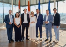 (v.l.n.r.) Erwin Hameseder (Aufsichtsratsvorsitzender AGRANA), Martina Steinberger-Voracek (CEO Division Zucker AGRANA), Stephan Büttner (Vorstandsvorsitzender AGRANA), Landeshauptfrau Johanna Mikl-Leitner, Peter Spuhler (Eigentümer PCS Holding), Christian Diewald (CEO Stadler Austria) und Rene Lobner (Abgeordneter zum NÖ Landtag).
