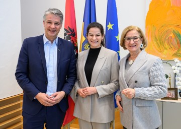 NV-Generaldirektor Stefan Jauk, NV-Generalsekretärin Elisabeth Ring und Landeshauptfrau Johanna Mikl-Leitner (v.l.n.r.) sprachen über die Schadensbilanz zum Hochwasser 2024 und die Investitionsaktivitäten der NV. 