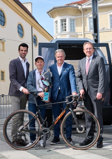 LH-Stellvertreter Udo Landbauer, Radprofi Hermann Pernsteiner, Tourdirektor Thomas Pupp und Bürgermeister Matthias Stadler (v.l.n.r.) freuen sich auf die „Tour of Austria“ Anfang Juli.