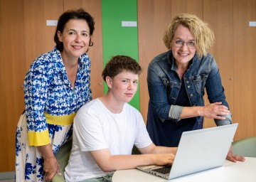 Familien-Landesrätin Christiane Teschl-Hofmeister mit dem Schüler Max und der Geschäftsführerin der NÖ Familienland GmbH, Barbara Trettler.