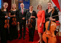 Landeshauptfrau Johanna Mikl-Leitner und Bundesminister Alexander Schallenberg mit dem Quartett des European Youth Orchestra, das die feierliche Eröffnung musikalisch umrahmte.