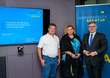 Hermann Reiter (Ärztliche Standortleiter Landesklinikum Waidhofen/Thaya), LGA-Vorständin Elisabeth Bräutigam und Landesrat Ludwig Schleritzko informierten über tagesklinische Eingriffe in Niederösterreichs Kliniken (v.l.n.r.).