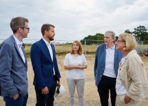 Landeshauptfrau Johanna Mikl-Leitner im Gespräch mit der Weinviertler Unternehmerfamilie Hammerl.