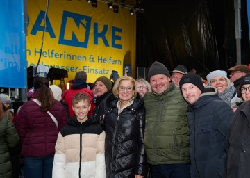 Landeshauptfrau Johanna Mikl-Leitner genoss mit dem Publikum die großartige Stimmung beim Danke-Konzert für die Helferinnen und Helfer der Hochwasserkatastrophe: live on stage „Wir4“ und „Die Seer“.