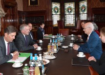 Arbeitsgespräch von Landesrat Martin Eichtinger mit dem Ersten Bürgermeister von Hamburg Peter Tschentscher.