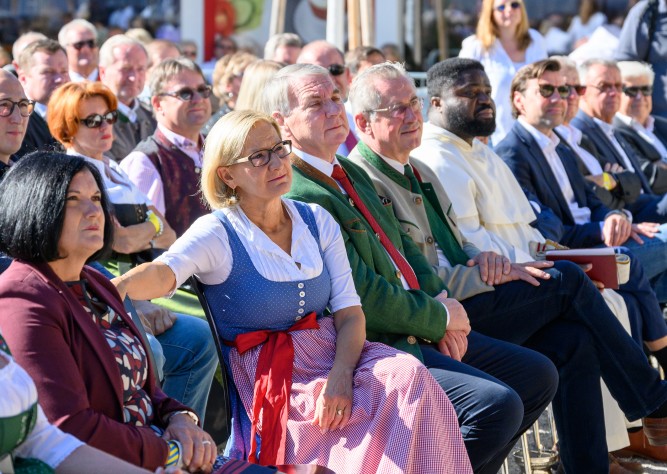LH Mikl-Leitner eröffnete neuen Hauptplatz in Lanzenkirchen