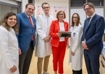 Landeshauptfrau Johanna Mikl-Leitner mit (2.v.li.) DPU-Direktor Robert Wagner, (re.außen) Ralf Braun, Studiengangsleiter Bachelor Humanmedizin, und Studierenden des Journal Club of Science.