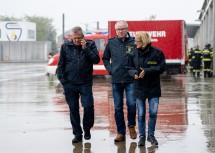 KHD-Zug aus der Steiermark in Tulln eingetroffen: Landeshauptfrau Johanna Mikl-Leitner, LH-Stellvertreter Stephan Pernkopf und Landesfeuerwehrkommandant Dietmar Fahrafellner.