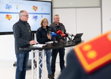 Landeshauptfrau Johanna Mikl-Leitner, LH-Stellvertreter Stephan Pernkopf und Landesfeuerwehrkommandant Dietmar Fahrafellner informierten über die aktuelle Unwetter-Situation in Niederösterreich.