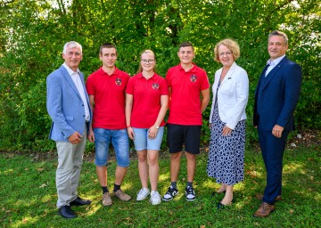 (v.l.n.r.): Fachschul-Direktor Franz Fuger, Alexander Perl (Gartenbauschule Großwilfersdorf), Sarah Maria Stiftner, Paul Fahrnberger (beide Gartenbauschule Langenlois), Bildungs-Landesrätin Christiane Teschl-Hofmeister und Berufsschul-Direktor Andreas Kovac.